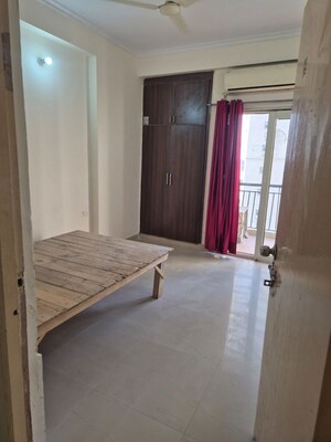 Room in 3 BHK Apartment at Antriksh Golf View, Sector 78 – for Rent
