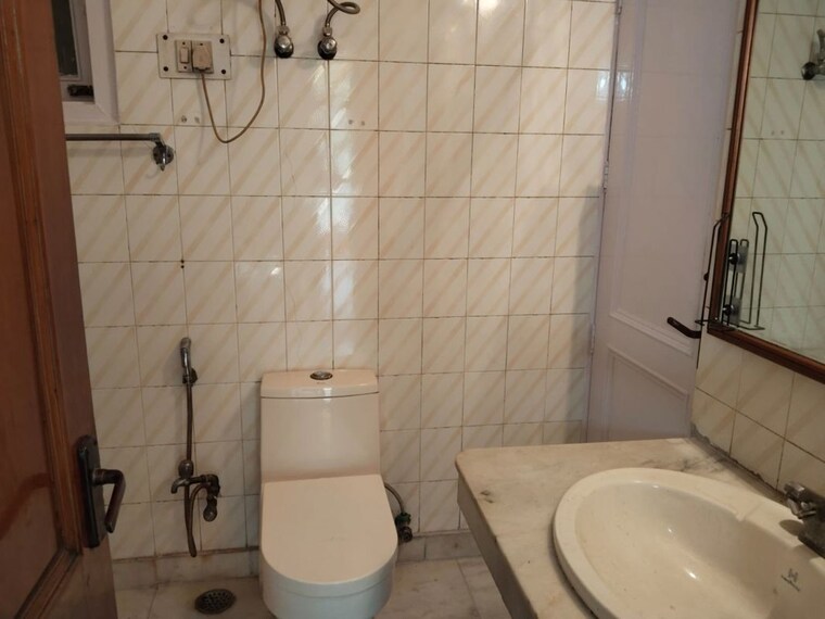 Bathroom, lajpat nagar iii 3 Bedroom 1800 Sq.Ft. Builder Floor In Lajpat Nagar Iii Delhi 10139466