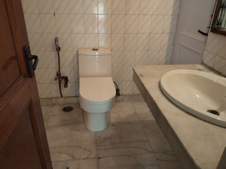 Bathroom, lajpat nagar iii 3 Bedroom 1800 Sq.Ft. Builder Floor In Lajpat Nagar Iii Delhi 10139466
