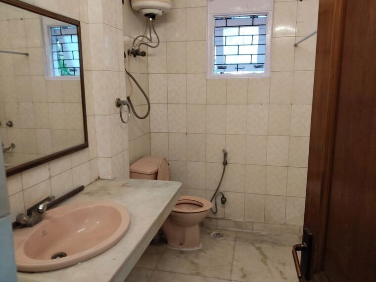 Bathroom, lajpat nagar iii 3 Bedroom 1800 Sq.Ft. Builder Floor In Lajpat Nagar Iii Delhi 10139466