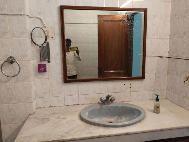Bathroom, lajpat nagar iii 3 Bedroom 1800 Sq.Ft. Builder Floor In Lajpat Nagar Iii Delhi 10139466
