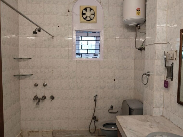 Bathroom, lajpat nagar iii 3 Bedroom 1800 Sq.Ft. Builder Floor In Lajpat Nagar Iii Delhi 10139466