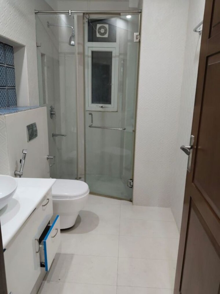 Bathroom, uday park 3 Bedroom 1800 Sq.Ft. Builder Floor In Uday Park Delhi 10139693