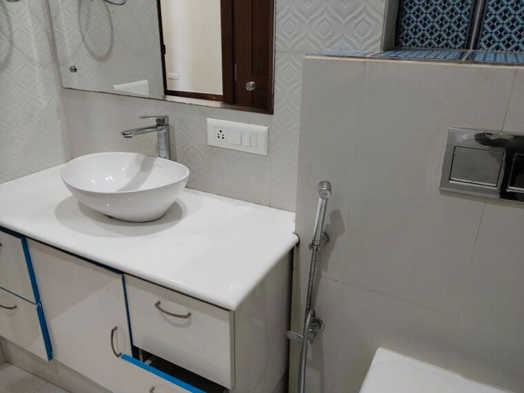 Bathroom, uday park 3 Bedroom 1800 Sq.Ft. Builder Floor In Uday Park Delhi 10139693