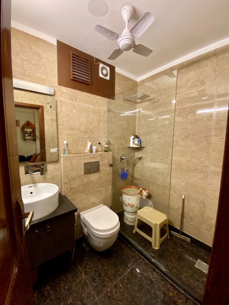 Bathroom, west patel nagar 2 Bedroom 111 Sq.Yd. Builder Floor In West Patel Nagar Delhi 10139430