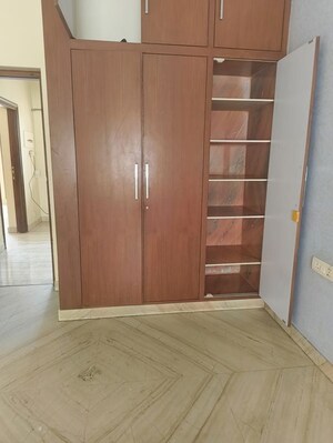 Room in 3 BHK Apartment at Vasant Kunj – for Rent