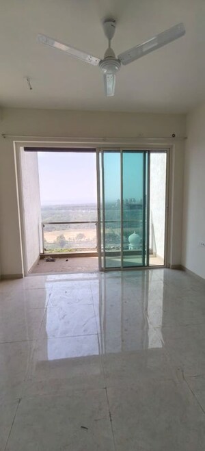 Room in 2 BHK Apartment at L And T Seawoods Residences, Seawoods – for Rent