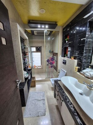 Team Area in 4 BHK Apartment at Oberoi Realty Sky Heights, Andheri West – for Rent