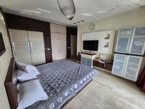 Bedroom in 4 BHK Apartment at Oberoi Realty Sky Heights, Andheri West – for Rent
