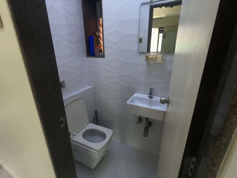 Attached Bathroom, shashtri nagar 1 Bedroom 450 Sq.Ft. Apartment In Shashtri Nagar Mumbai 10123059