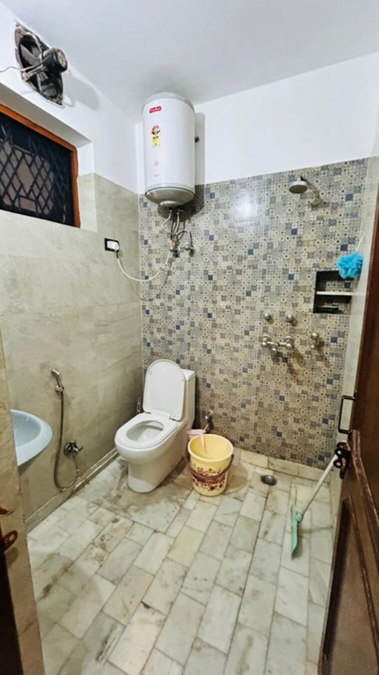 Bathroom, sain vihar 3 Bedroom 1442 Sq.Ft. Builder Floor In Sain Vihar Ghaziabad 10141131