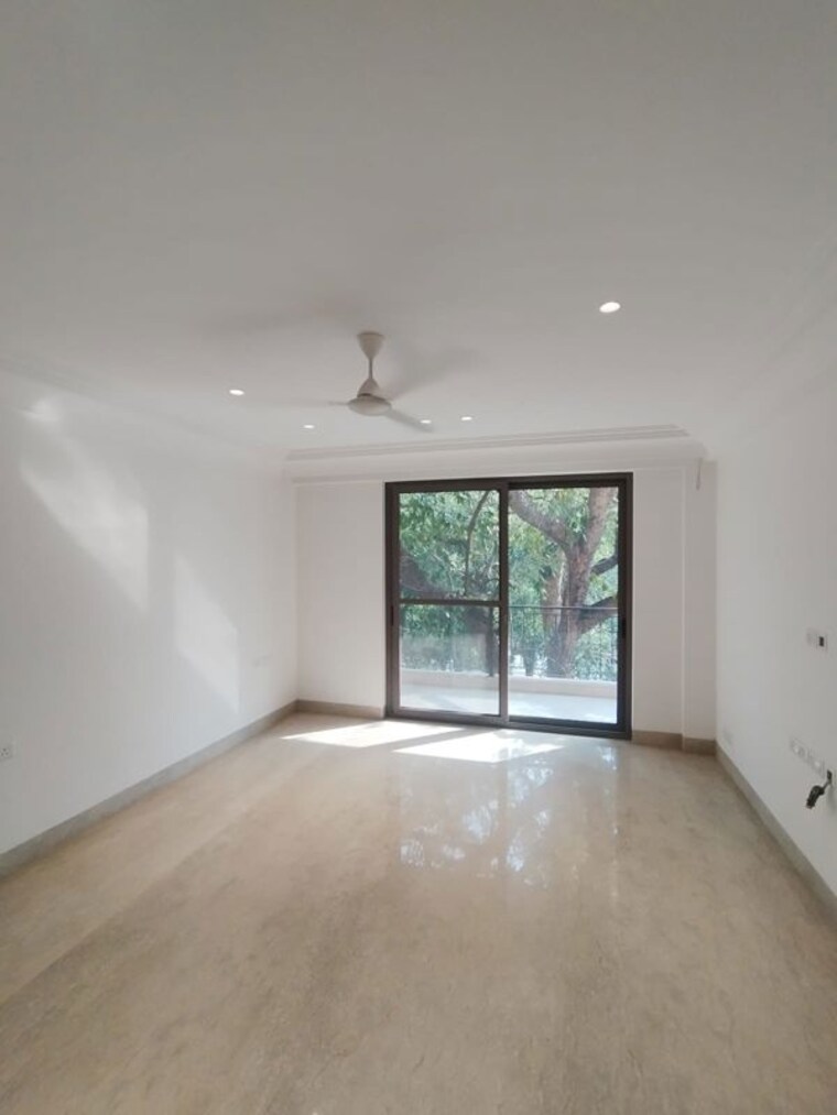 Room, bhogal 4 Bedroom 45000 Sq.Ft. Builder Floor In Bhogal Delhi 10141338