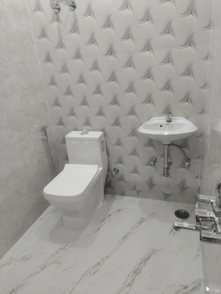 Bathroom, sarita vihar 1 Bedroom 480 Sq.Ft. Apartment In Sarita Vihar Delhi 10141577