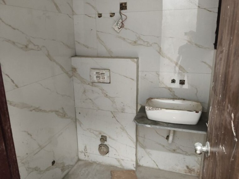 Bathroom, sector 73 1 Bedroom 580 Sq.Ft. Builder Floor In Sector 73 Noida 10110448