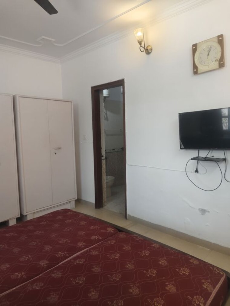 Bedroom, sarita vihar 1 Bedroom 500 Sq.Ft. Apartment In Sarita Vihar Delhi 10141688