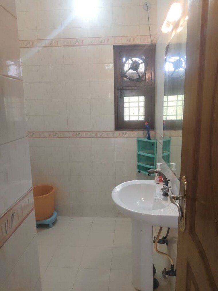 Bathroom, sarita vihar 1 Bedroom 500 Sq.Ft. Apartment In Sarita Vihar Delhi 10141708