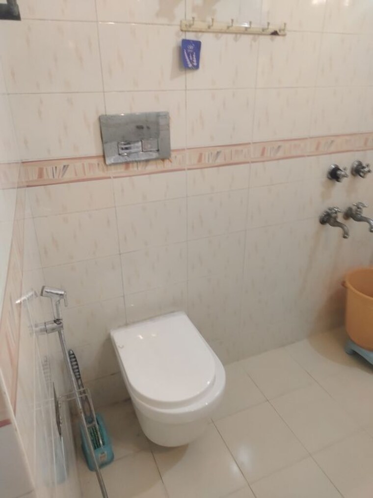 Bathroom, sarita vihar 1 Bedroom 500 Sq.Ft. Apartment In Sarita Vihar Delhi 10141708