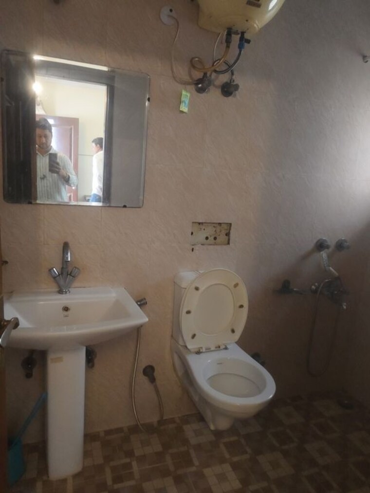 Bathroom, sarita vihar 1 RK 200 Sq.Ft. Apartment In Sarita Vihar Delhi 10141864