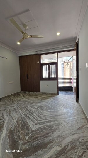 Room in 2 BHK Apartment at Chattarpur – for Rent