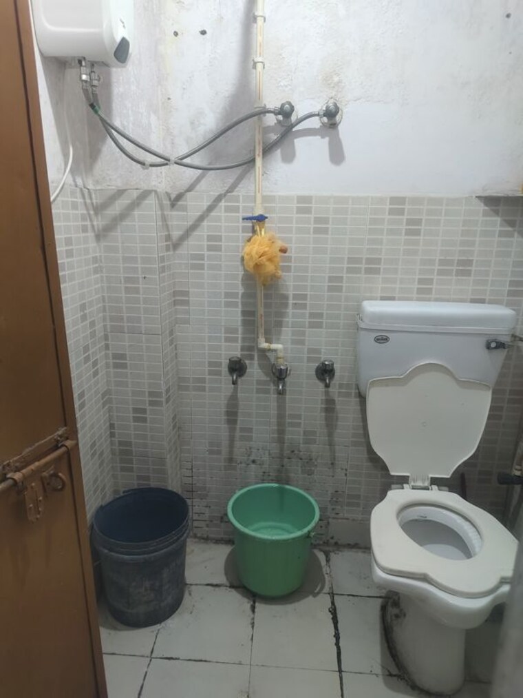 Bathroom, sarita vihar 1 RK 200 Sq.Ft. Apartment In Sarita Vihar Delhi 10141901