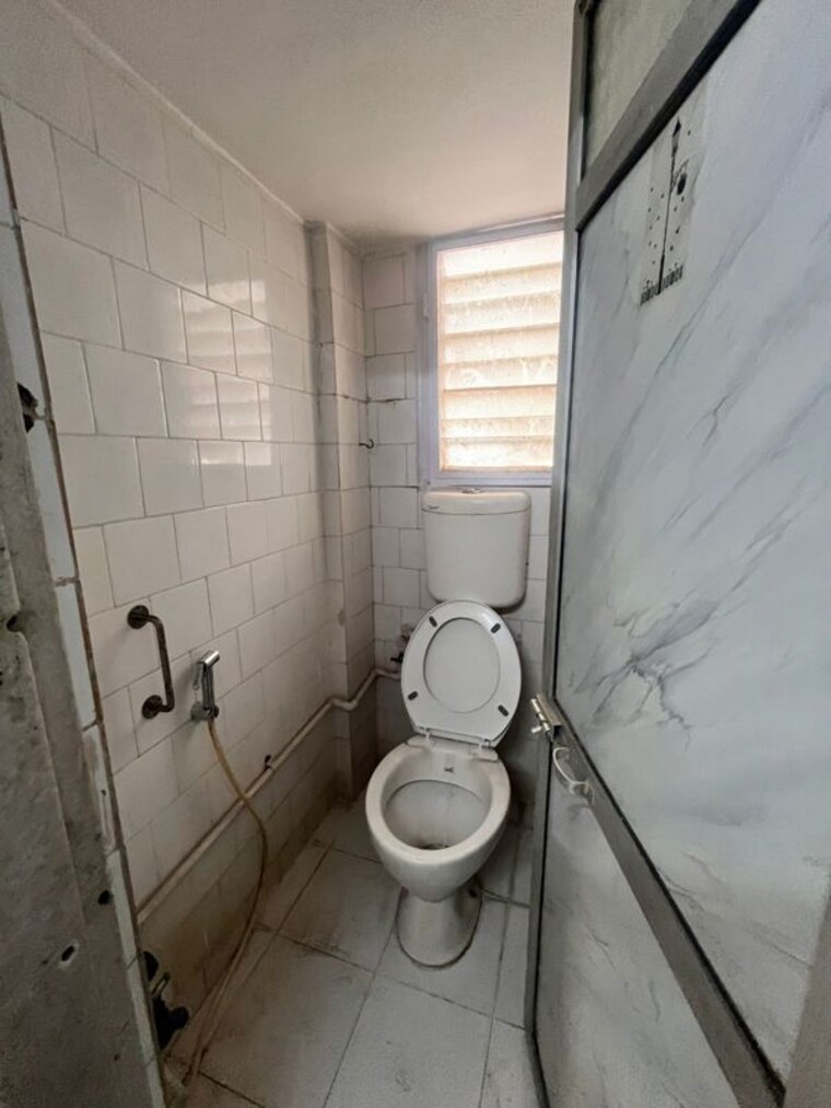 Attached Bathroom, seven bunglow 1 Bedroom 450 Sq.Ft. Apartment In Seven Bunglow Mumbai 10097097