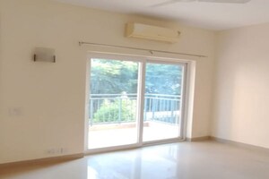 Room in 3.5 BHK Apartment at Spaze Privy, Sector 72 – for Sale
