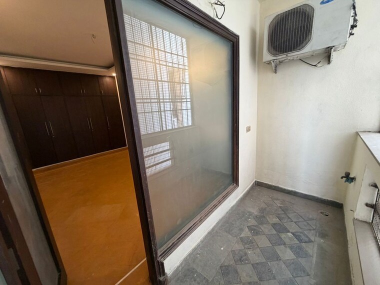 Balcony, safdarjung enclave 5 Bedroom 350 Sq.Yd. Builder Floor In Safdarjung Enclave Delhi 10142163