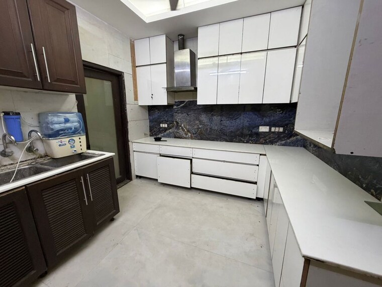 Kitchen, safdarjung enclave 5 Bedroom 350 Sq.Yd. Builder Floor In Safdarjung Enclave Delhi 10142163