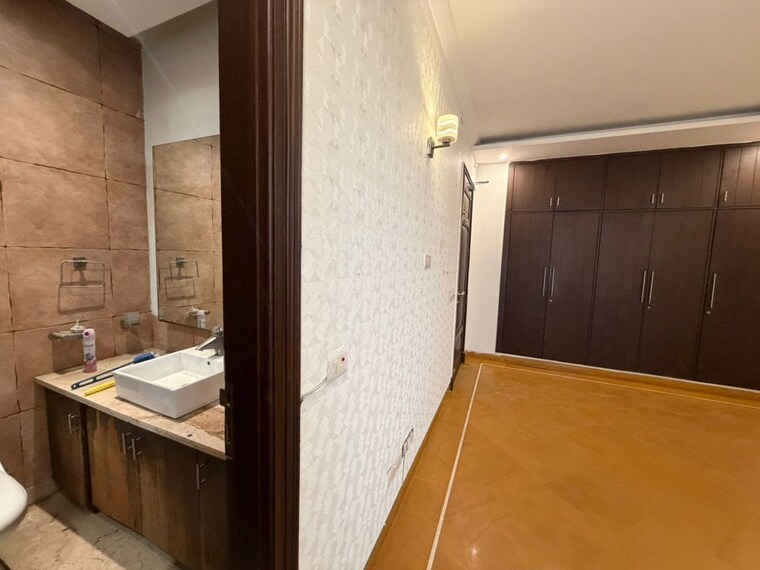 Attached Bathroom, safdarjung enclave 5 Bedroom 350 Sq.Yd. Builder Floor In Safdarjung Enclave Delhi 10142163
