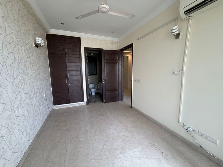 Room, safdarjung enclave 5 Bedroom 350 Sq.Yd. Builder Floor In Safdarjung Enclave Delhi 10142163