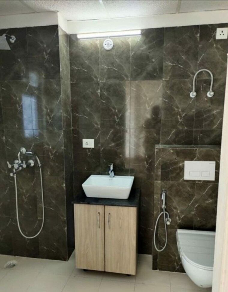 Bathroom, sr-dream-homes-3 1 Bedroom 650 Sq.Ft. Builder Floor In Sector 73 Noida 10142187