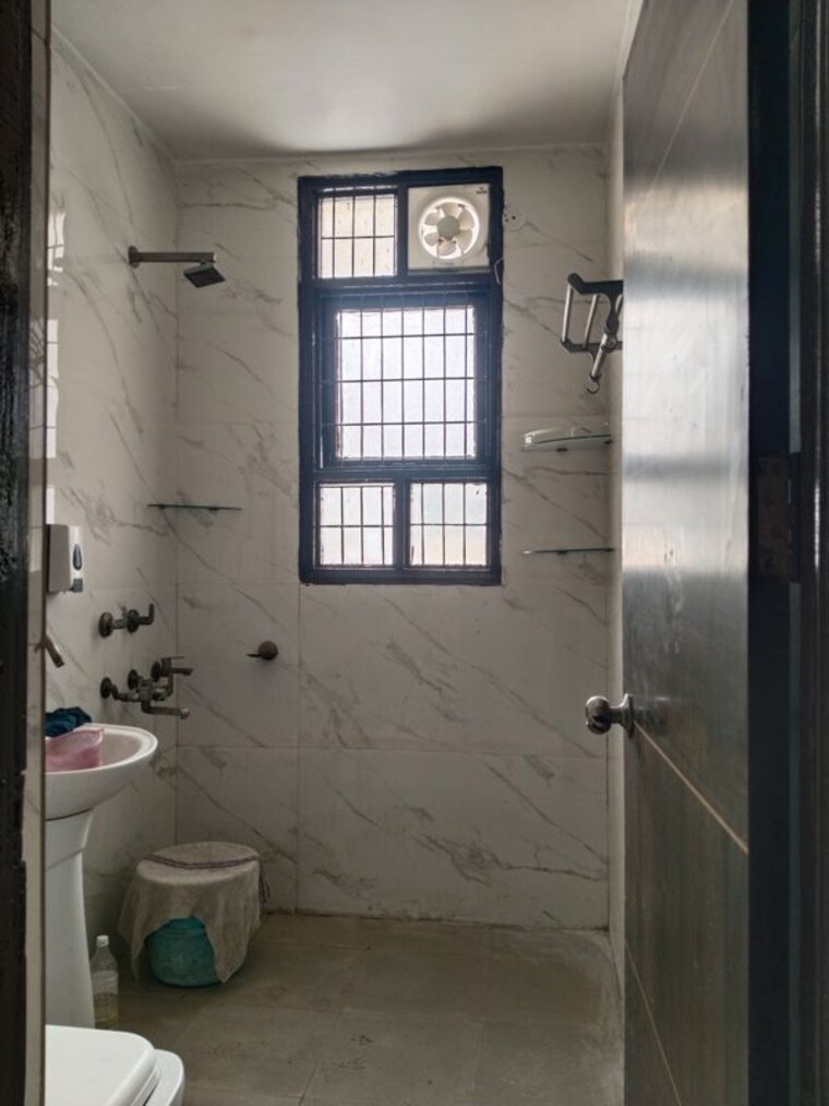 Bathroom, sector 34 3 Bedroom 2250 Sq.Ft. Builder Floor In Sector 34 Faridabad 10142349