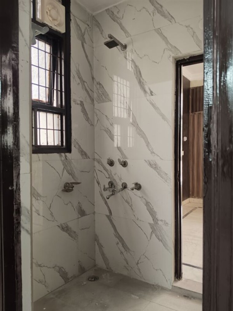 Bathroom, sector 34 3 Bedroom 2250 Sq.Ft. Builder Floor In Sector 34 Faridabad 10142349