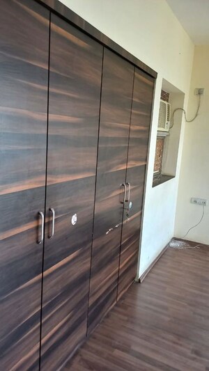 Room in 2.5 BHK Builder Floor at Thane East – for Rent