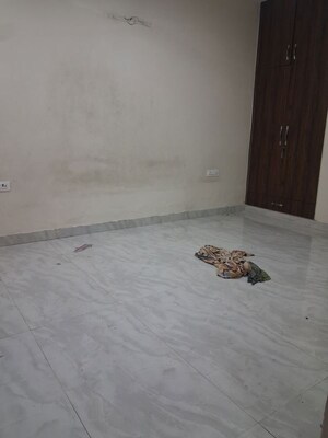 Room in 3 BHK Builder Floor at Sector 37 – for Rent