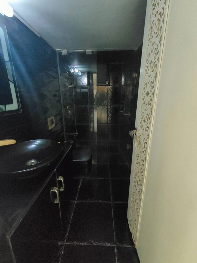 Bathroom, juhu 2 Bedroom 1400 Sq.Ft. Apartment In Juhu Mumbai 10021338