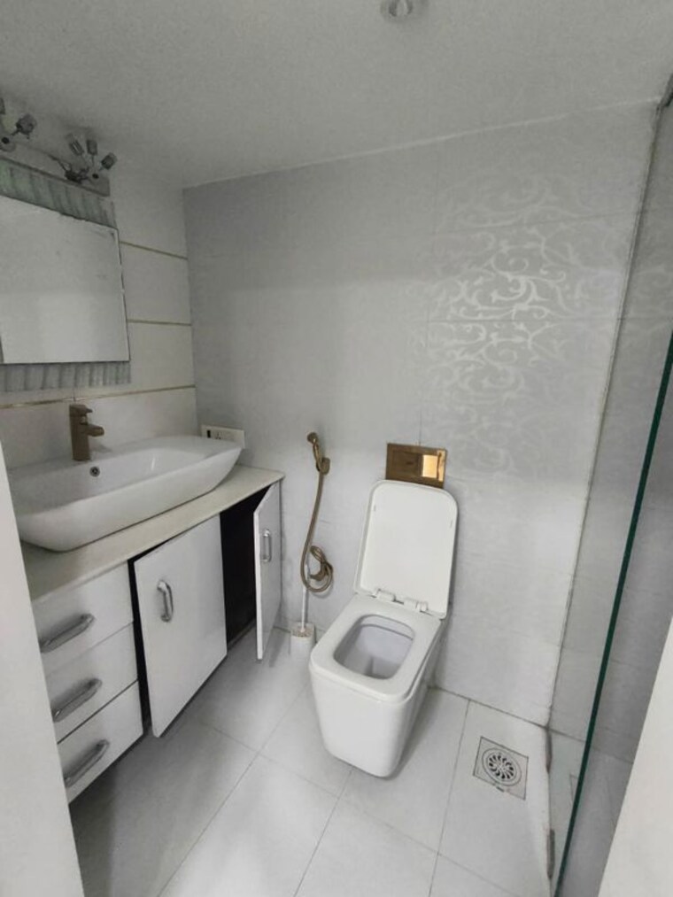Bathroom, juhu 2 Bedroom 1400 Sq.Ft. Apartment In Juhu Mumbai 10021338