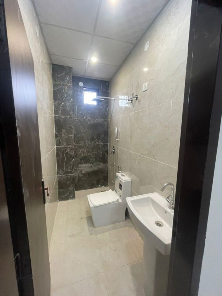 Bathroom, sector 9a 2 Bedroom 200 Sq.Yd. Builder Floor In Sector 9a Gurgaon 10142531
