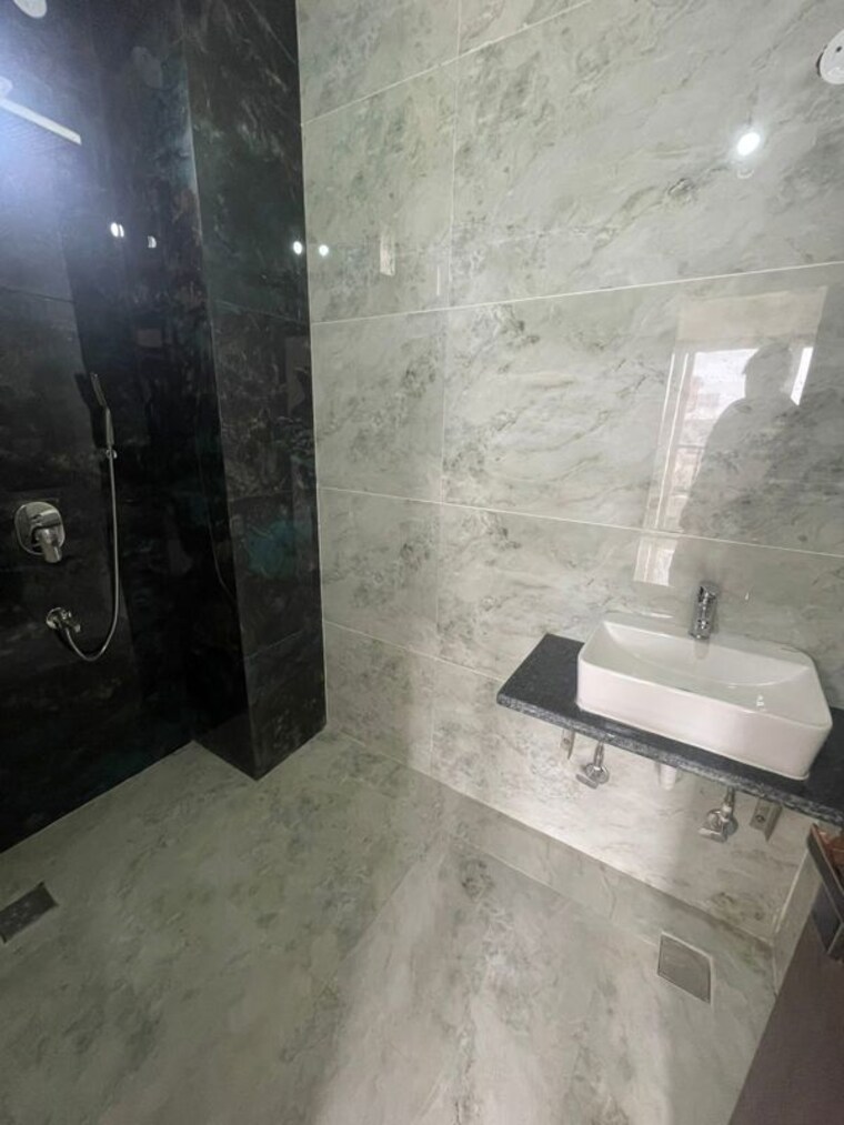 Bathroom, sector 9a 2 Bedroom 200 Sq.Yd. Builder Floor In Sector 9a Gurgaon 10142531