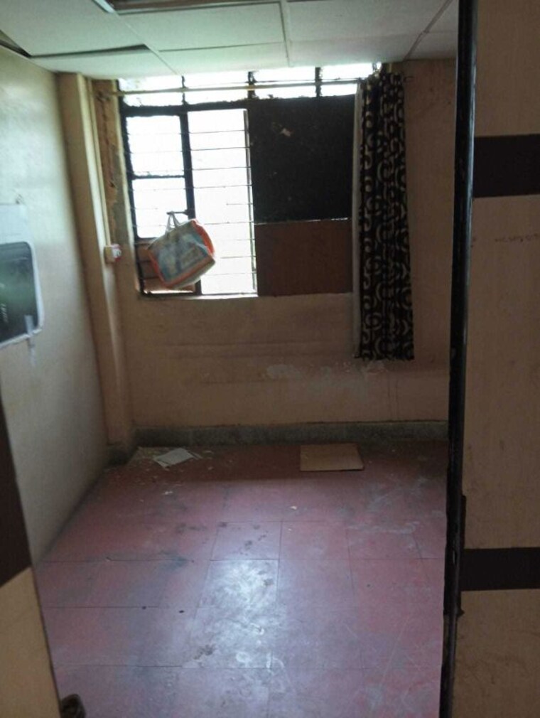 Room, boring road Commercial Office Space 2000 Sq.Ft. In Boring Road Patna 10142787