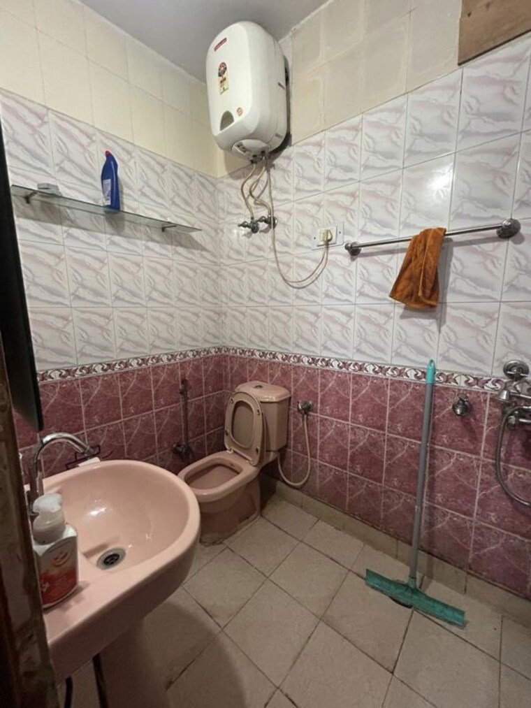 Bathroom, sector 22b 2 Bedroom 200 Sq.Yd. Builder Floor In Sector 22b Gurgaon 10142947