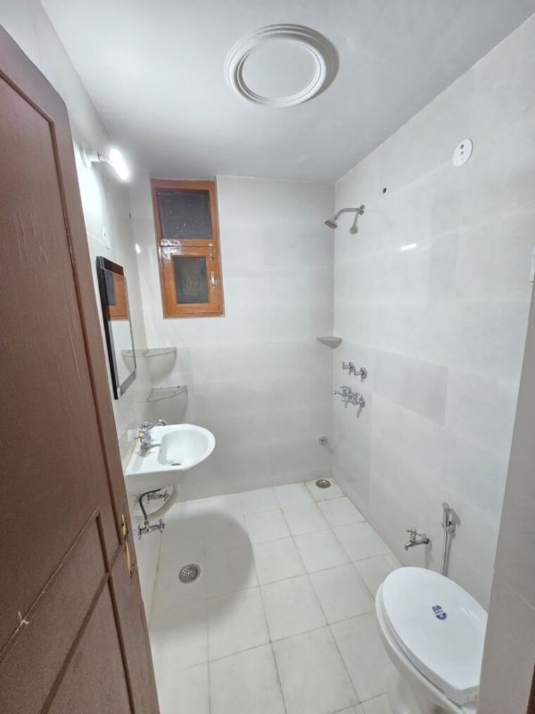 Bathroom, sector 18 dwarka 4 Bedroom 1800 Sq.Ft. Apartment In Sector 18 Dwarka Delhi 10143017