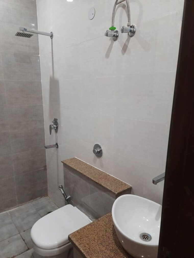 Bathroom, sector 15 2 Bedroom 1200 Sq.Ft. Builder Floor In Sector 15 Gurgaon 10143577
