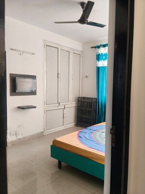 Room in 3 BHK Apartment at Gomti Nagar – for Rent