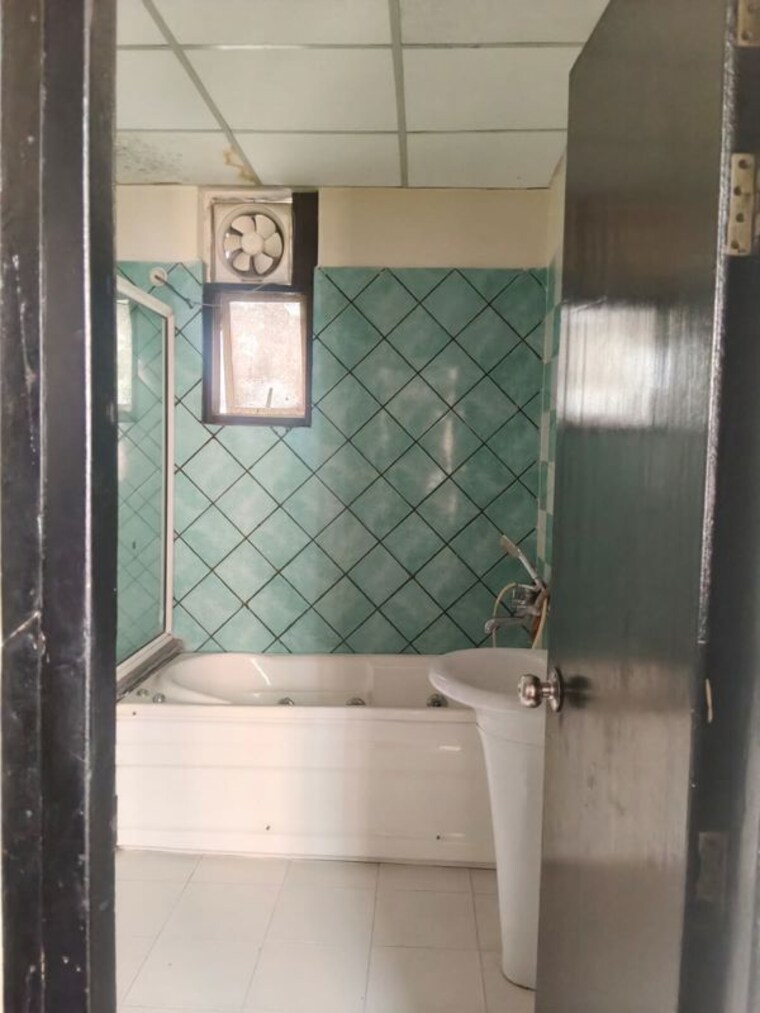Bathroom, gomti nagar 3 Bedroom 1800 Sq.Ft. Apartment In Gomti Nagar Lucknow 10143610