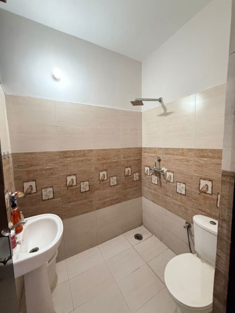 Bathroom, guru-nanak-enclave 3 Bedroom 1000 Sq.Ft. Builder Floor In Dhakoli Zirakpur 10143636