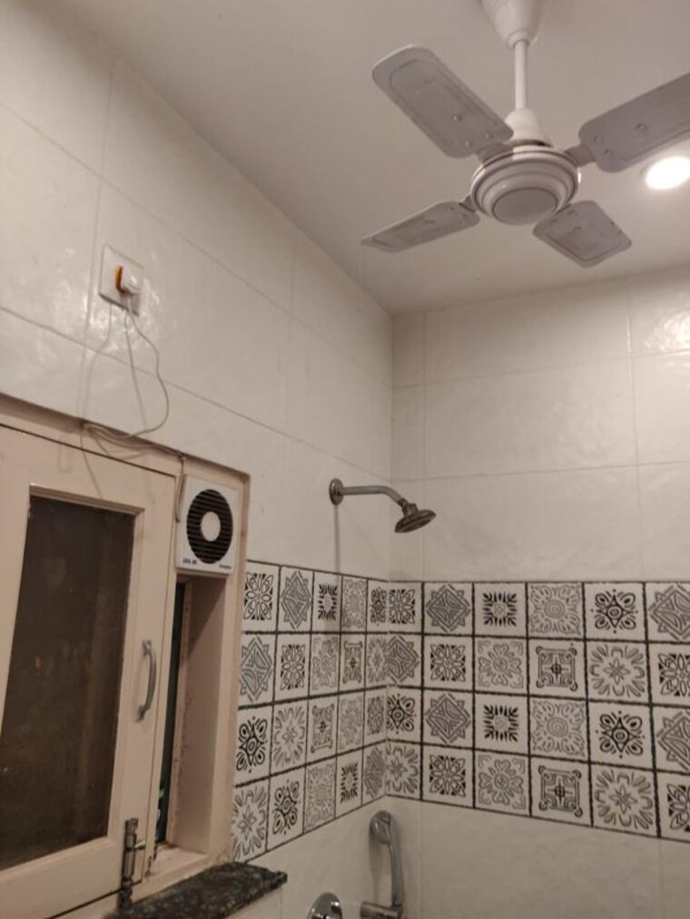 Bathroom, green park Studio 450 Sq.Ft. Apartment In Green Park Delhi 10143637
