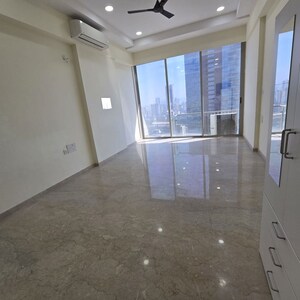 Room in 3.5 BHK Apartment at Kohinoor Square Altissimo, Dadar West – for Rent