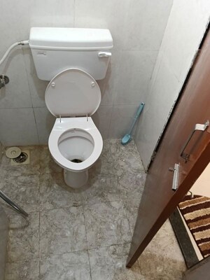 Bathroom in 1.5 BHK Apartment at Dindoshi – for Rent