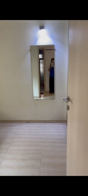 Room in 2.5 BHK Apartment at Hiranandani Paloma, Ghodbunder Road – for Rent